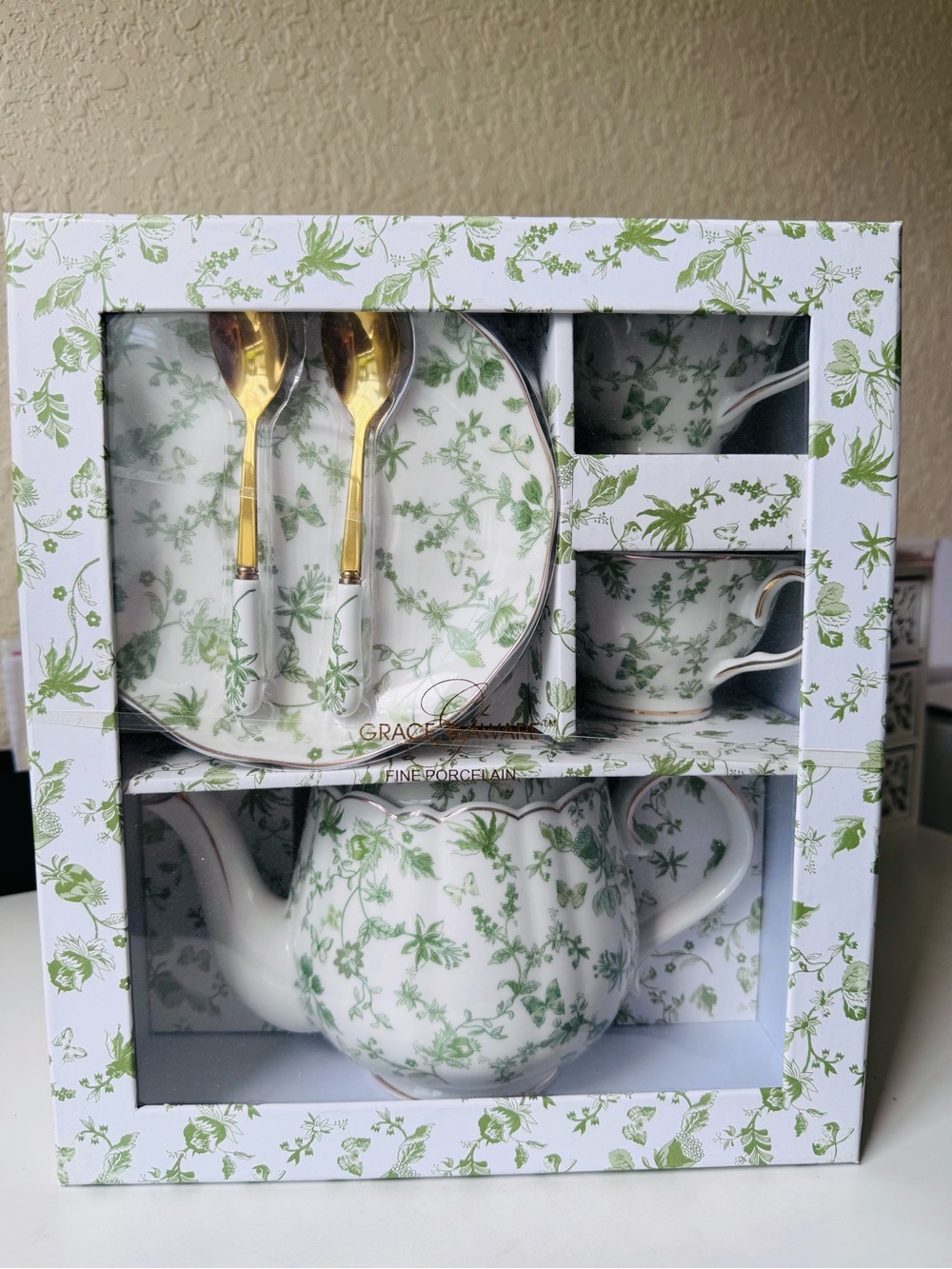 Grace Teaware Fine Porcelain 7-Piece
Boxed Tea Set, 🦋
